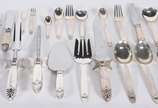 Faqueiro de prata Sterling composto de: 12 faca... - Faqueiro de prata Sterling composto de: 12 facas, 11 garfos, 12 colheres grandes;12 facas, 12 garfos para peixe com lâminas inox; 12 garfos, 12 ...