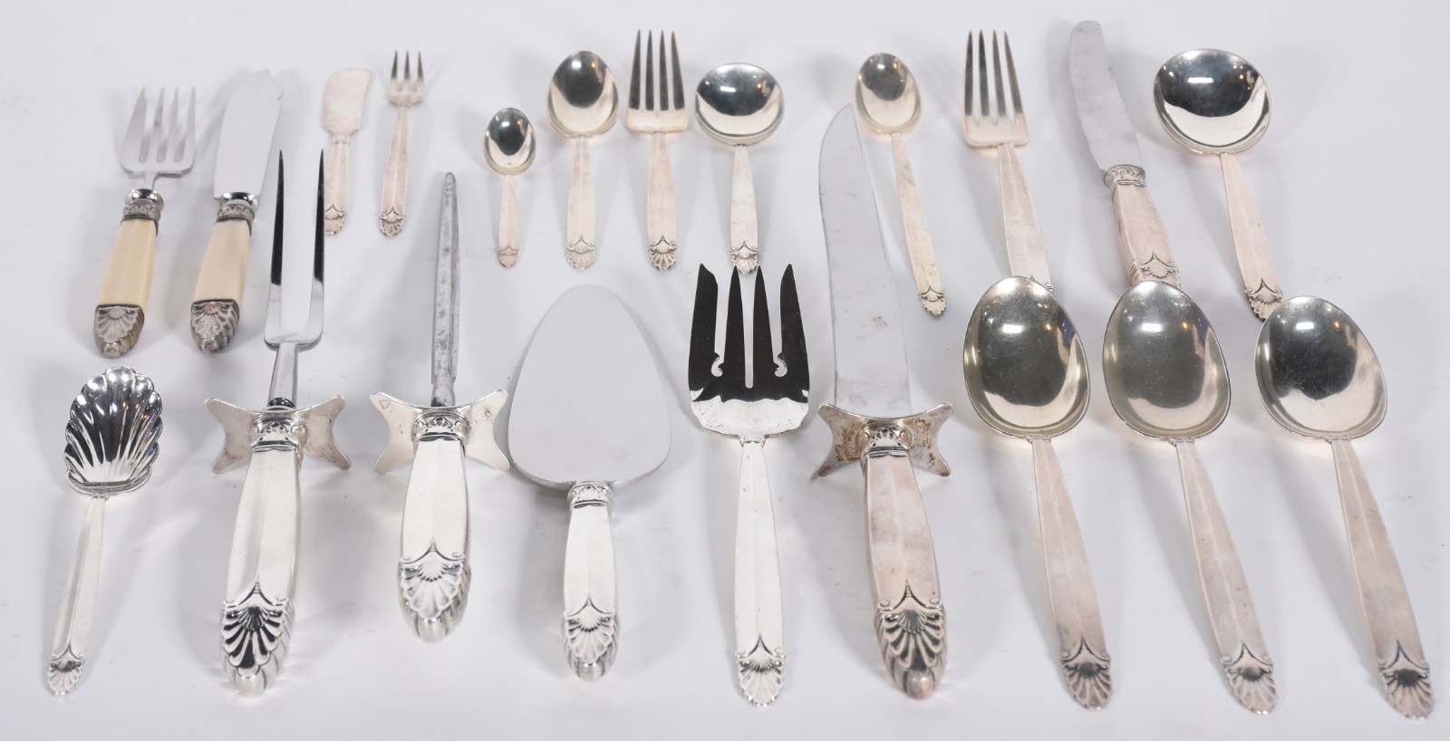 Faqueiro de prata Sterling composto de: 12 facas, 11 garfos, 12... - foto 1 de 10