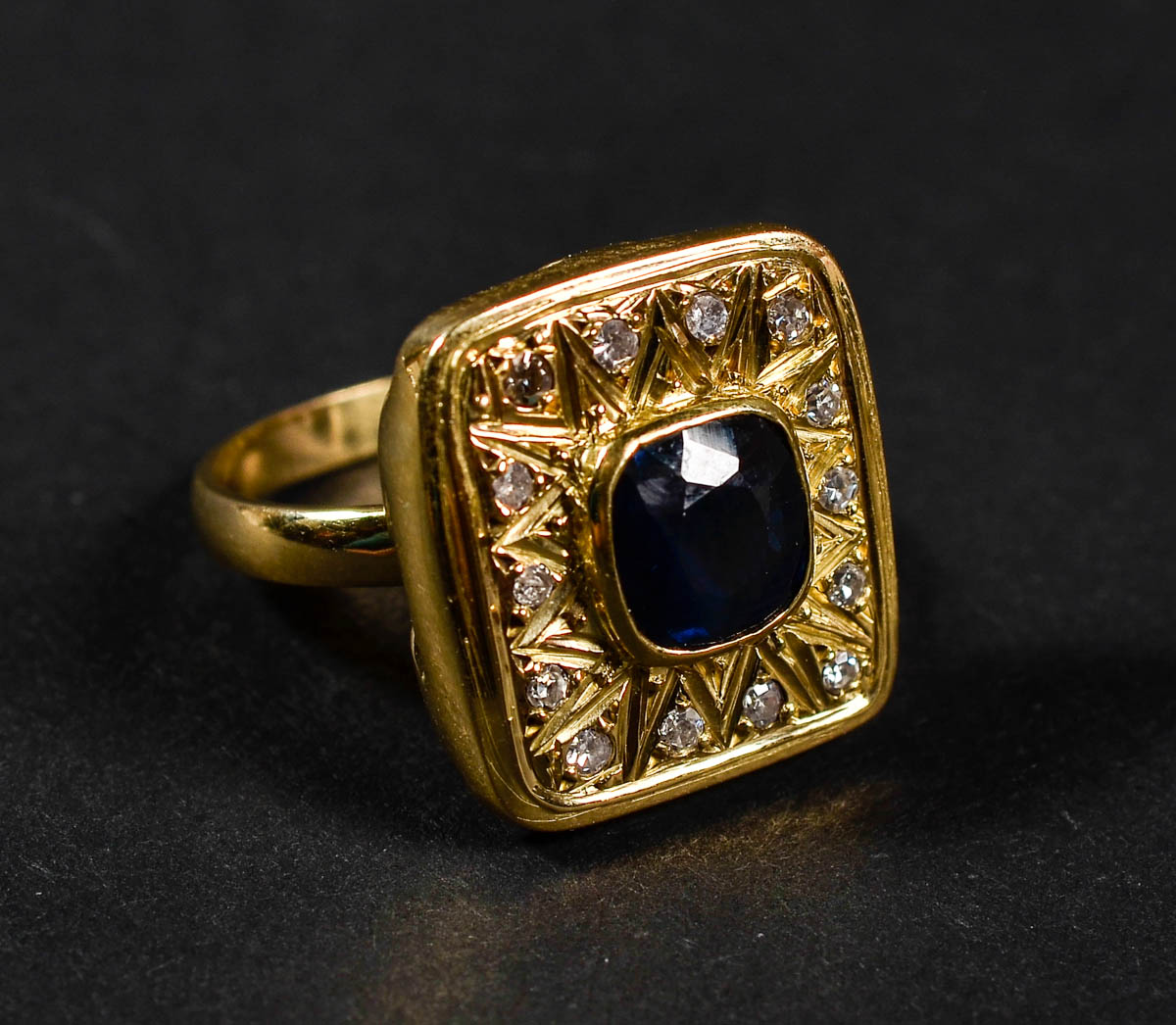 Anel de ouro 18 k com safira oriental azul cercado de brilhantes...
