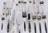 Faqueiro de prata Sterling composto de: 12 faca... - Faqueiro de prata Sterling composto de: 12 facas, 11 garfos, 12 colheres grandes;12 facas, 12 garfos para peixe com lâminas inox; 12 garfos, 12 ...