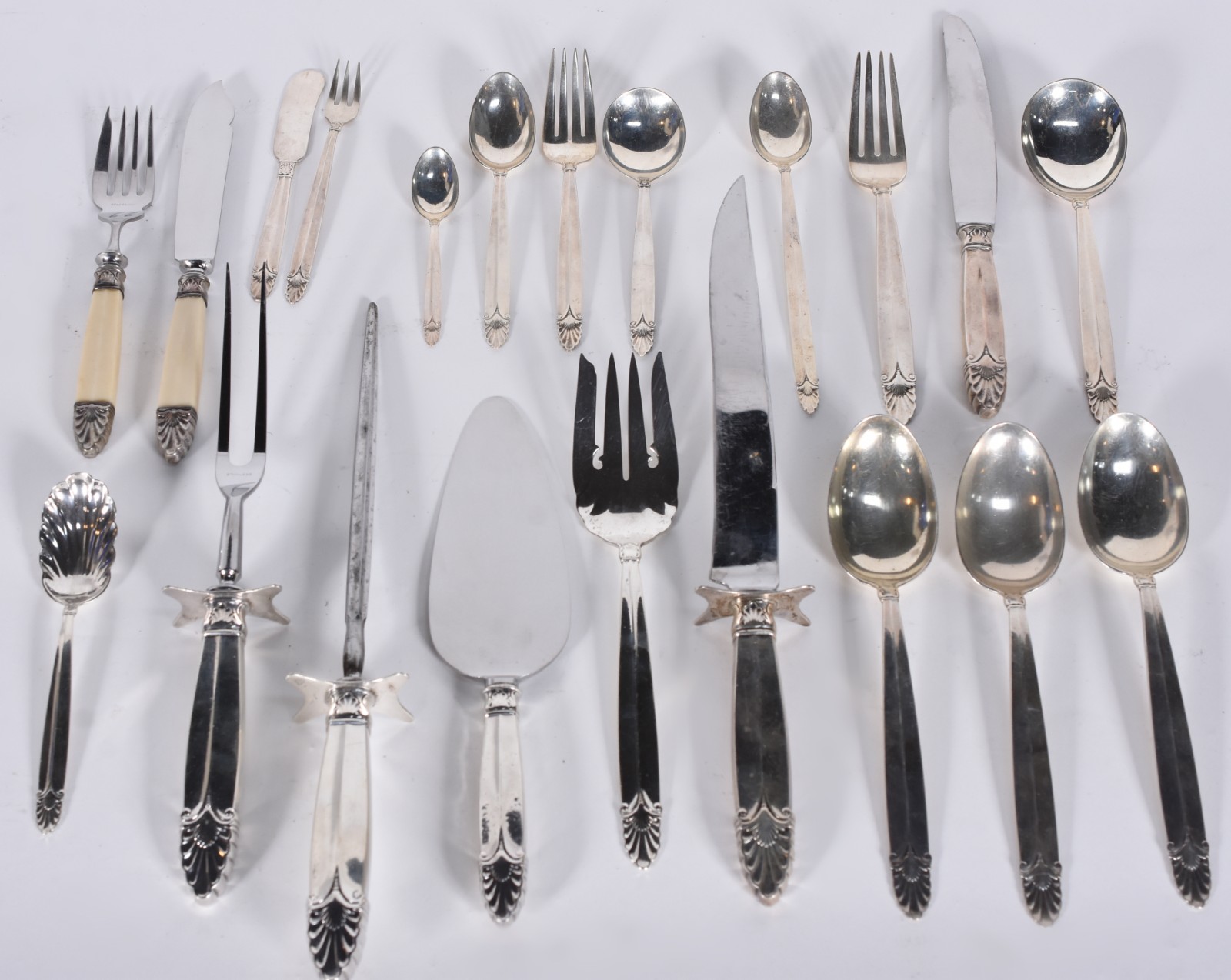 Faqueiro de prata Sterling composto de: 12 facas, 11 garfos, 12... - foto 4 de 10