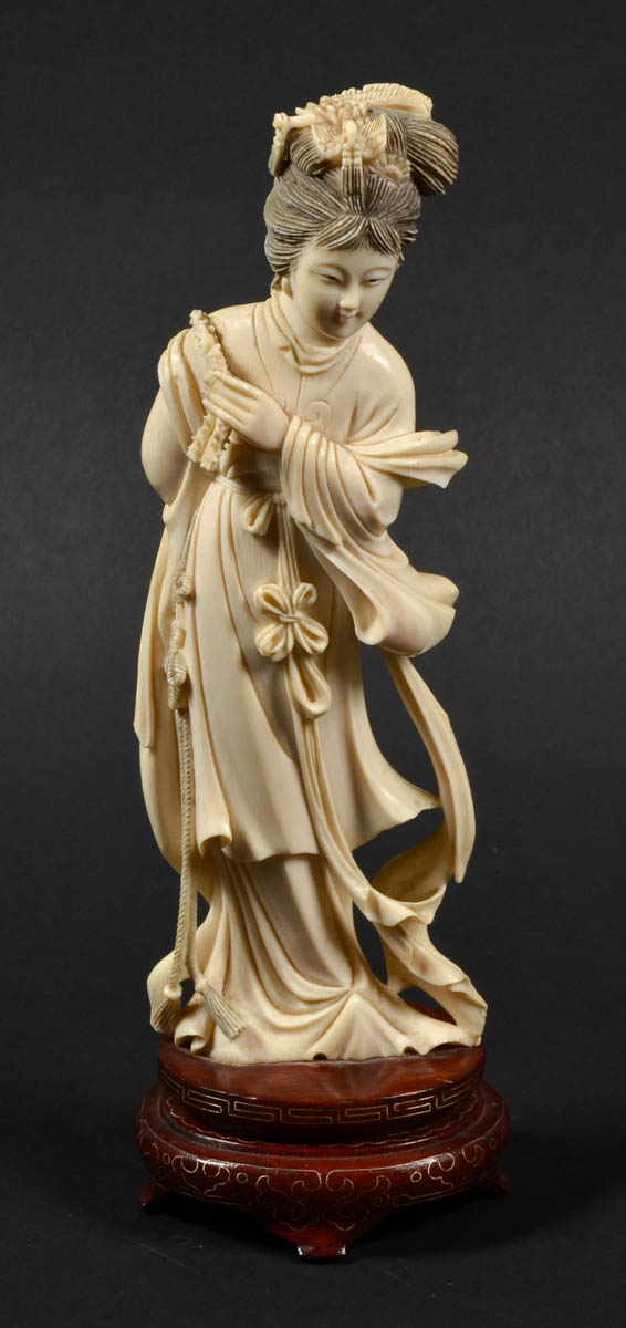 Escultura de marfim, representando figura de mulher. Acompanha...