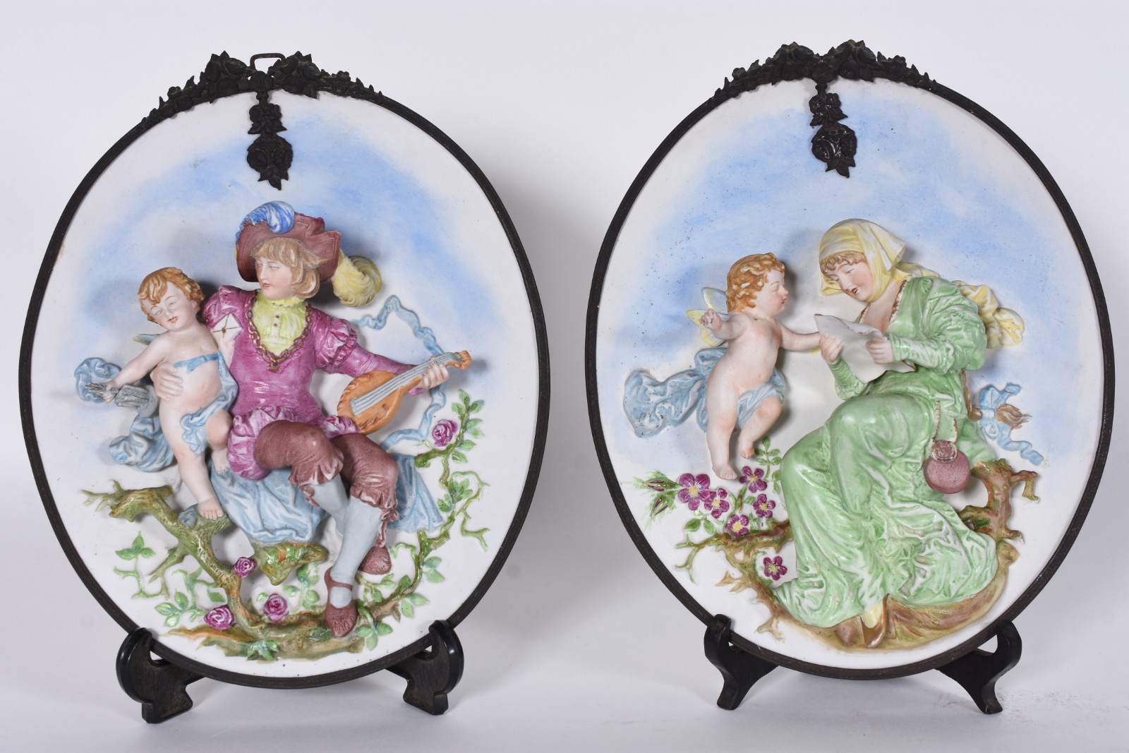 Par de placas de porcelana europeia decoradas com figuras de... - foto 1 de 6