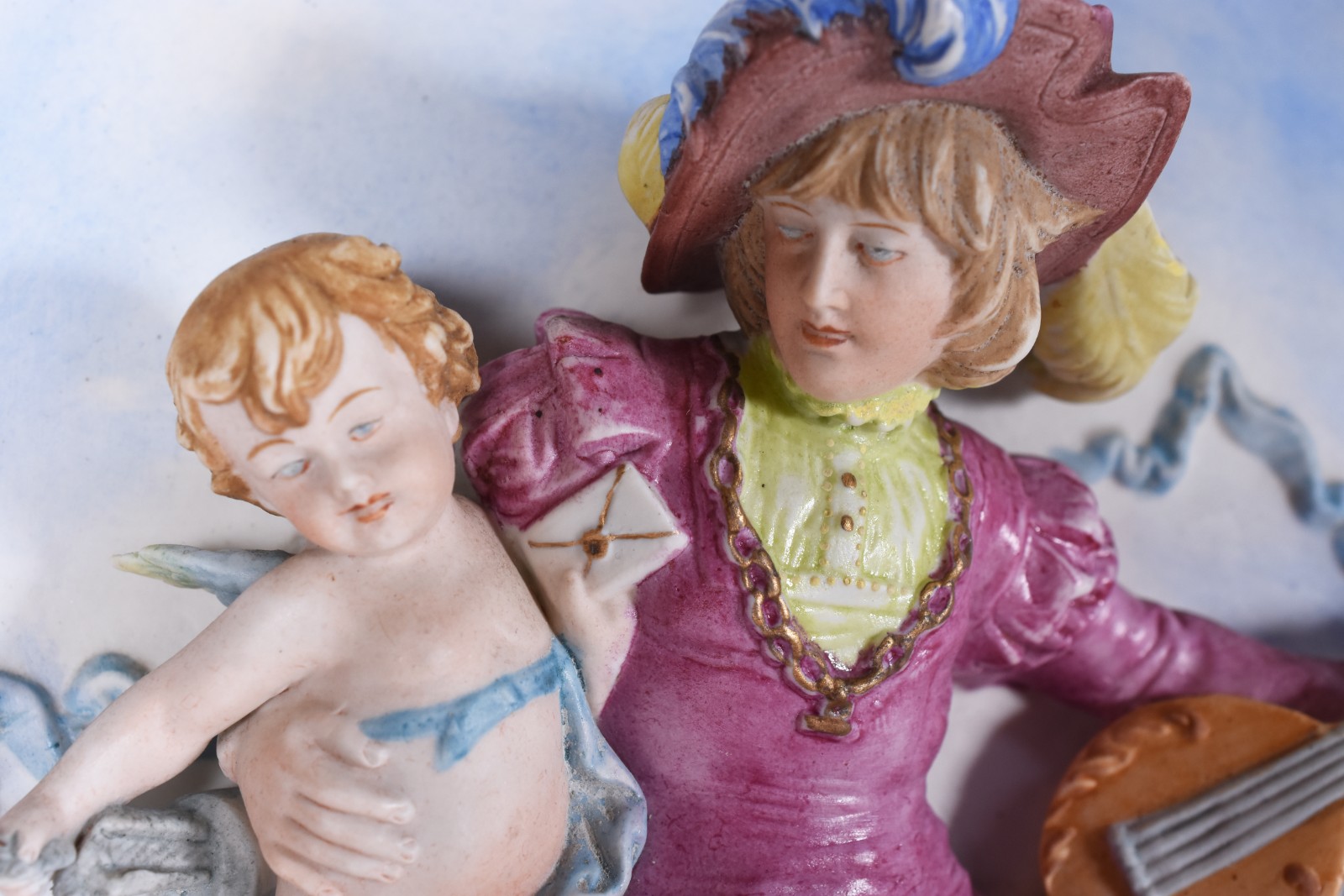 Par de placas de porcelana europeia decoradas com figuras de... - foto 2 de 6