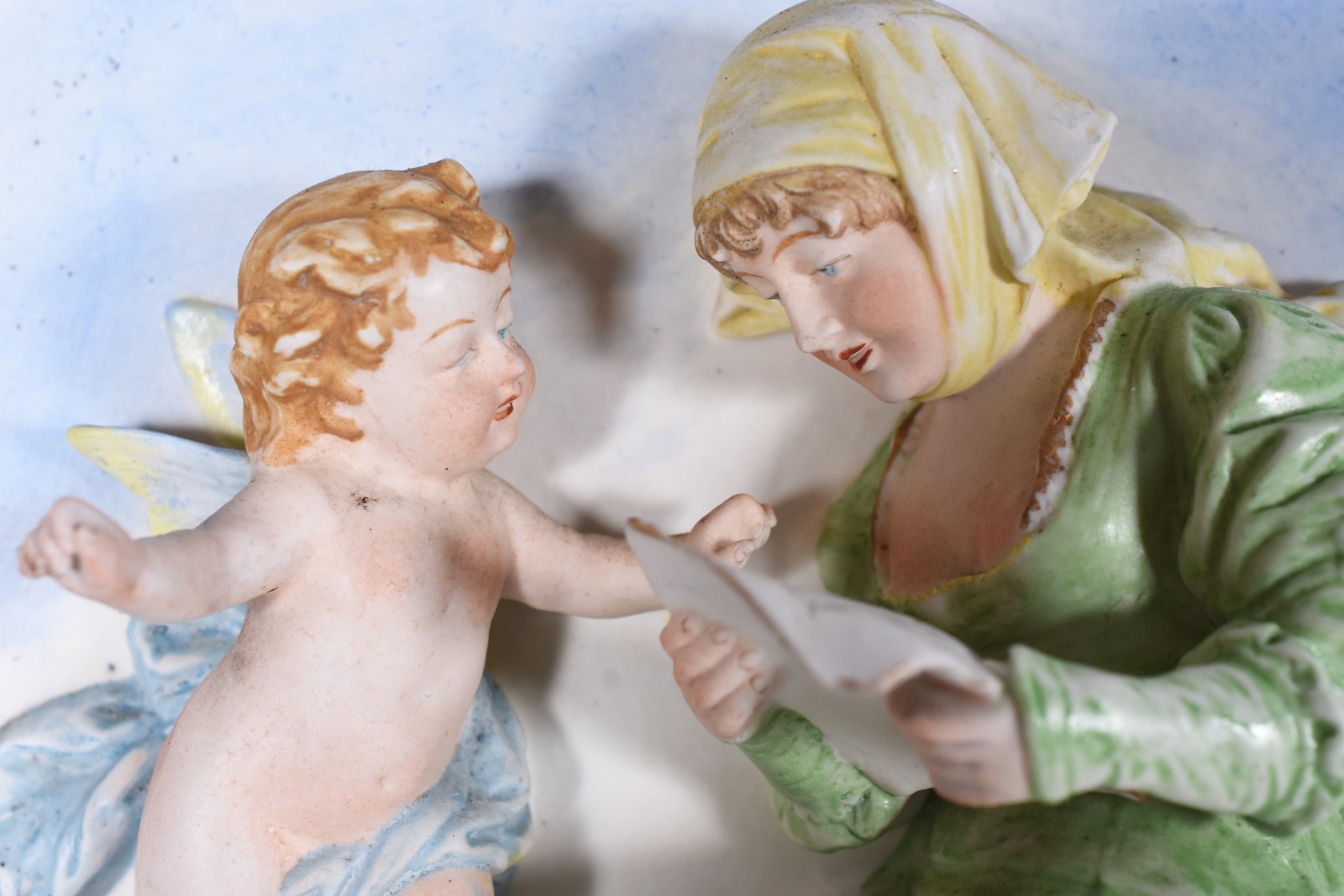 Par de placas de porcelana europeia decoradas com figuras de... - foto 3 de 6