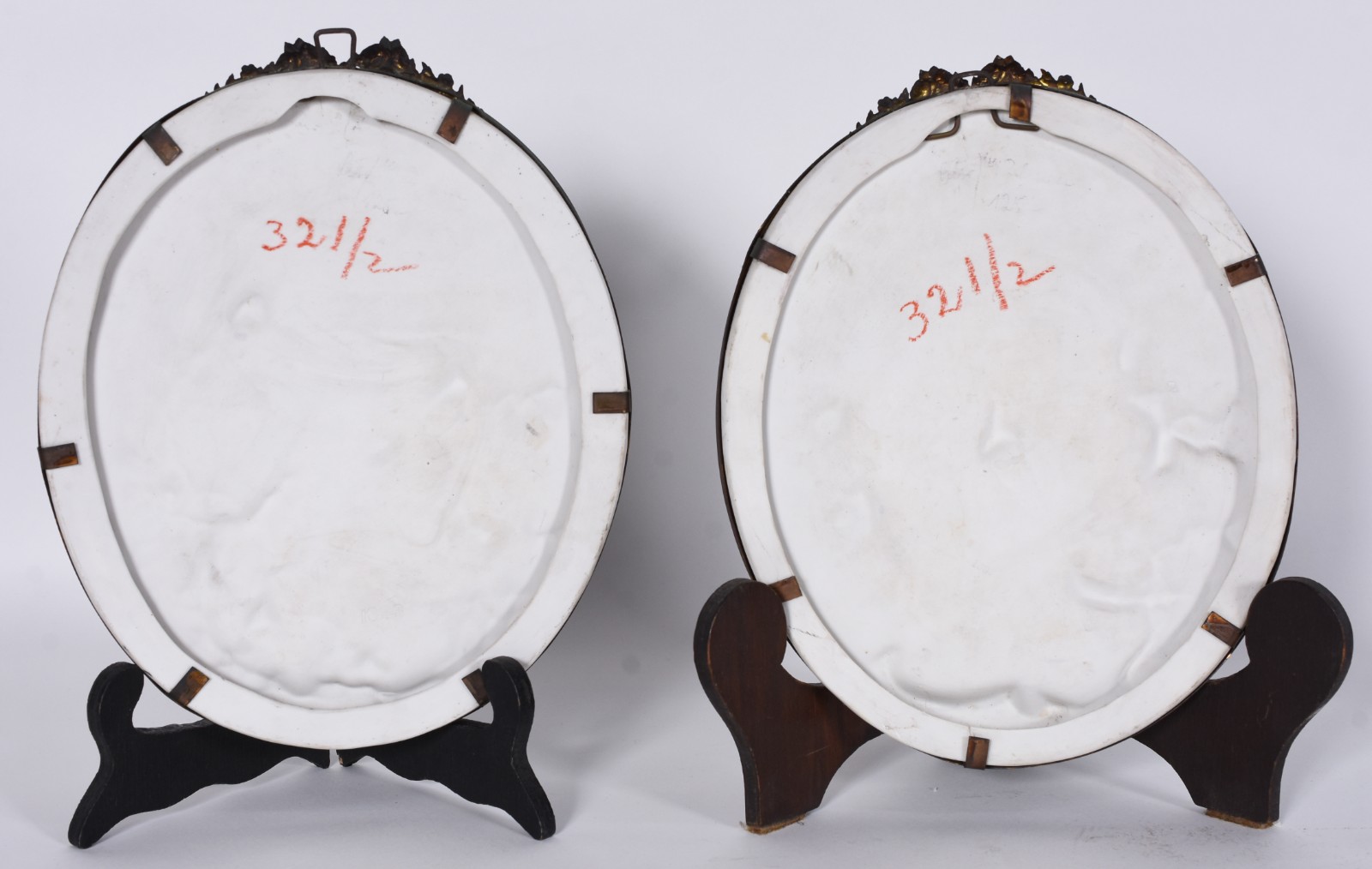 Par de placas de porcelana europeia decoradas com figuras de... - foto 4 de 6