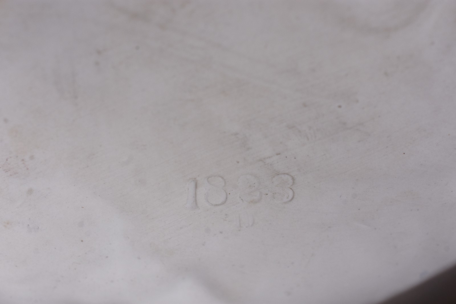 Par de placas de porcelana europeia decoradas com figuras de... - foto 5 de 6
