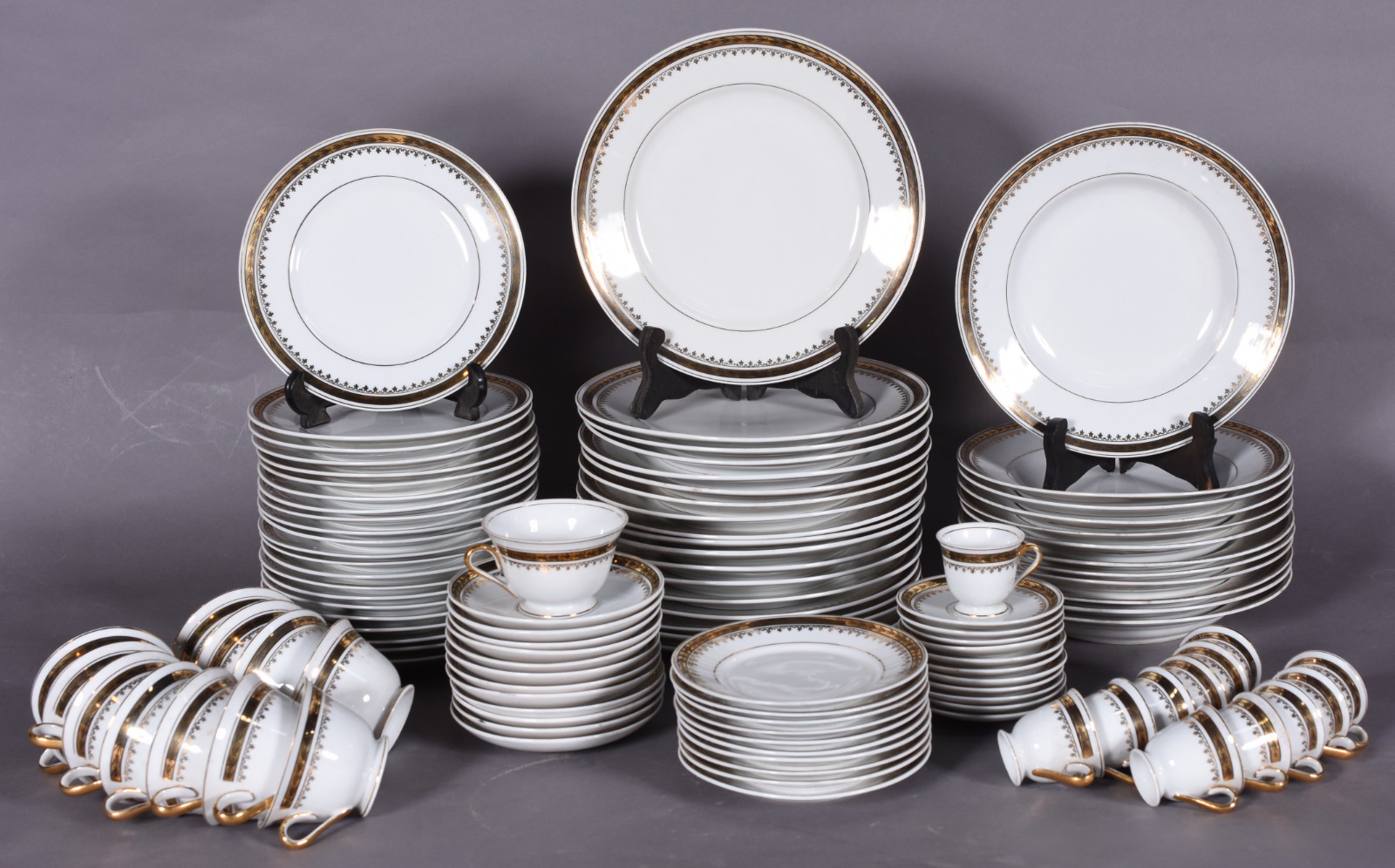 Serviço jantar de porcelana Mauá na cor branca com friso dourado na... - foto 1 de 5