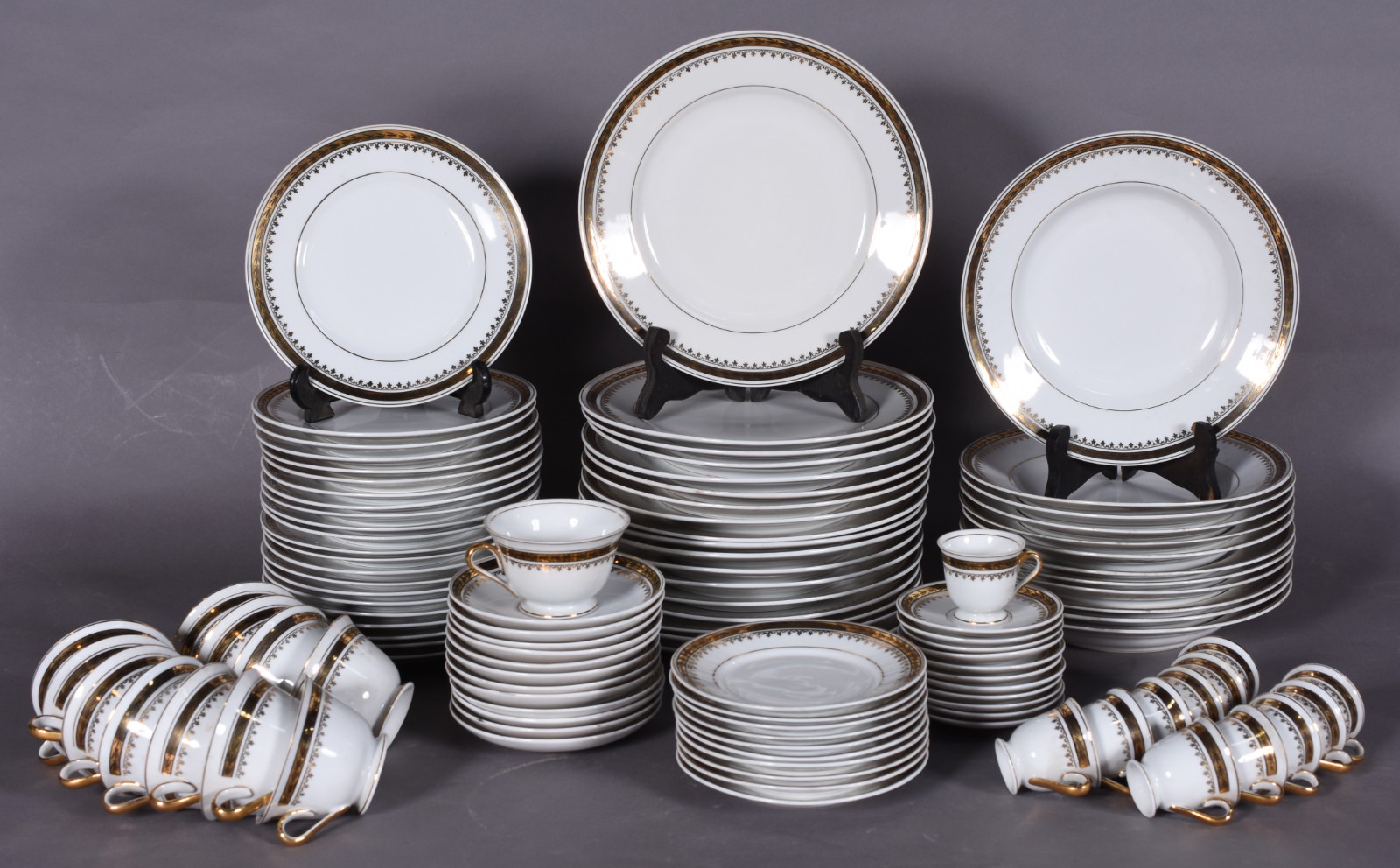 Serviço jantar de porcelana Mauá na cor branca com friso dourado na... - foto 2 de 5