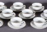 Doze xícaras de café com pires de porcelana Rea... - Doze xícaras de café com pires de porcelana Real branca com friso dourado.
