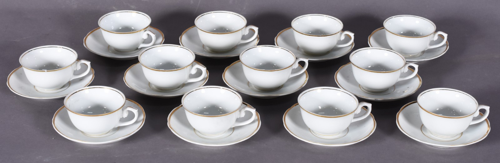 Doze xícaras de café com pires de porcelana Real branca com friso... - foto 1 de 6