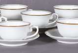 Doze xícaras de café com pires de porcelana Rea... - Doze xícaras de café com pires de porcelana Real branca com friso dourado.