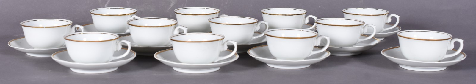 Doze xícaras de café com pires de porcelana Real branca com friso... - foto 2 de 6