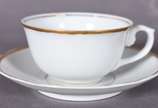 Doze xícaras de café com pires de porcelana Rea... - Doze xícaras de café com pires de porcelana Real branca com friso dourado.