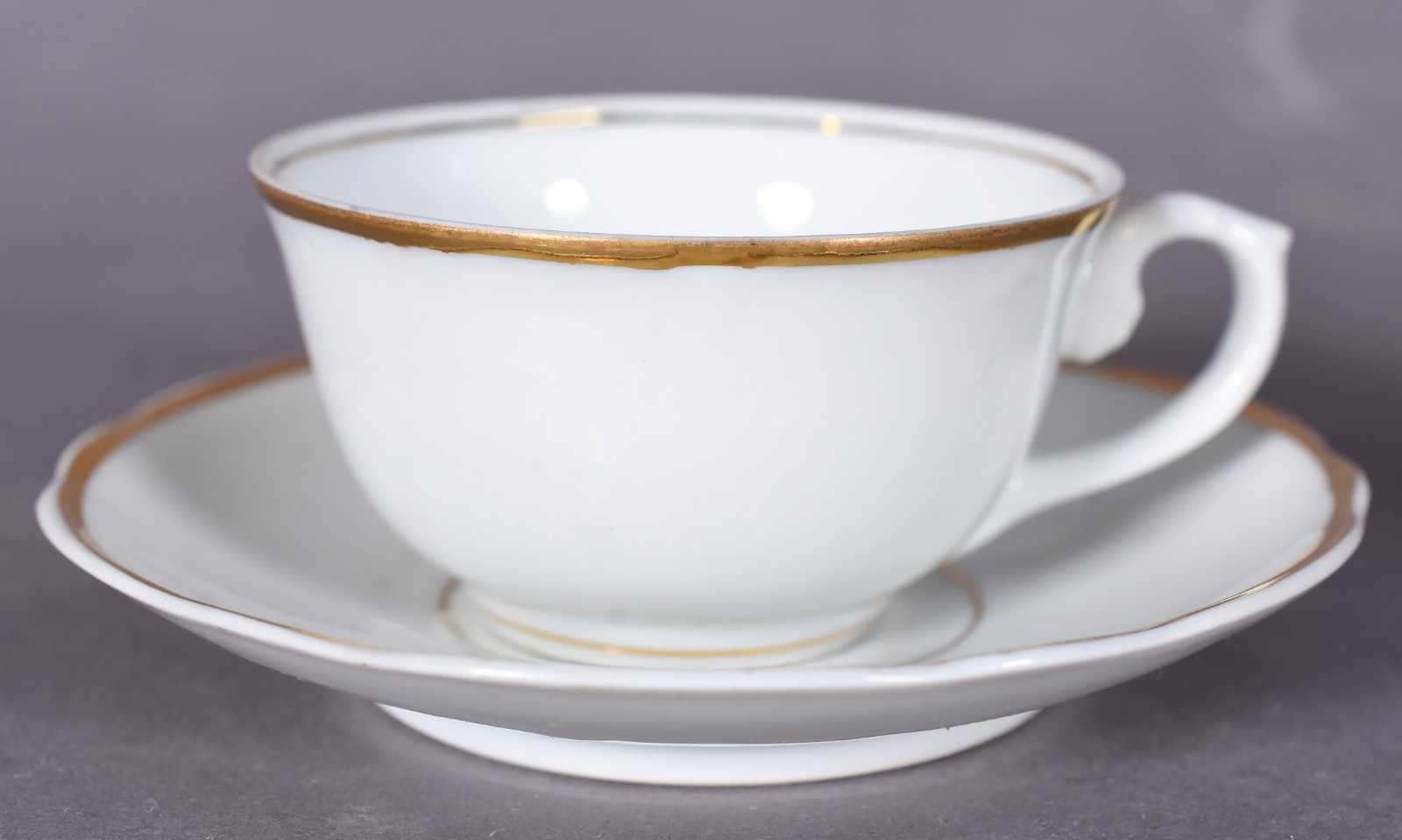 Doze xícaras de café com pires de porcelana Real branca com friso... - foto 3 de 6