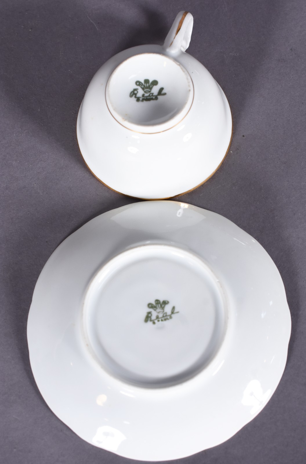 Doze xícaras de café com pires de porcelana Real branca com friso... - foto 4 de 6