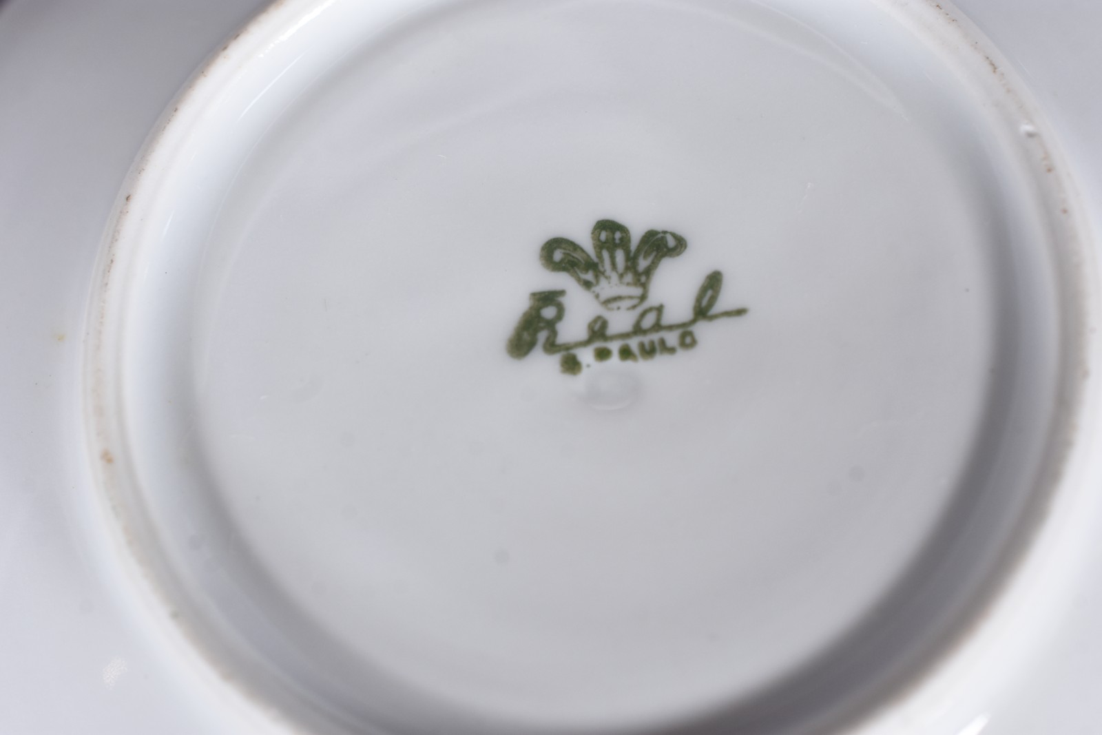 Doze xícaras de café com pires de porcelana Real branca com friso... - foto 5 de 6