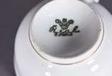 Doze xícaras de café com pires de porcelana Rea... - Doze xícaras de café com pires de porcelana Real branca com friso dourado.
