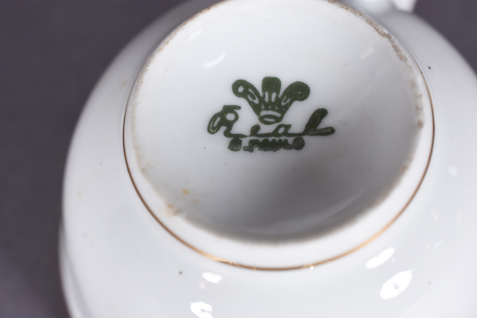Doze xícaras de café com pires de porcelana Real branca com friso... - foto 6 de 6