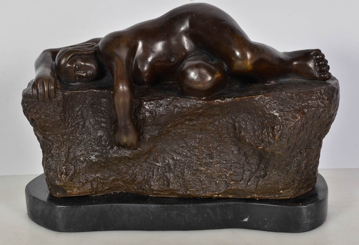 BOTERO - Escultura de bronze c/ base de mármore repres. mulher...