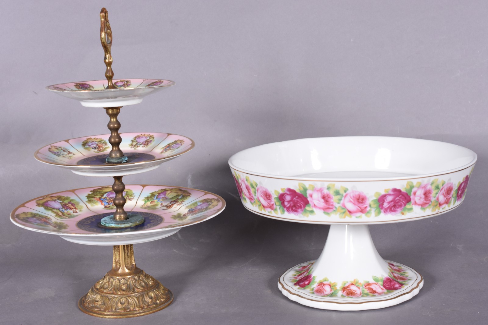 Duas fruteiras de porcelana, sendo uma com tres pratos e suporte... - foto 1 de 8