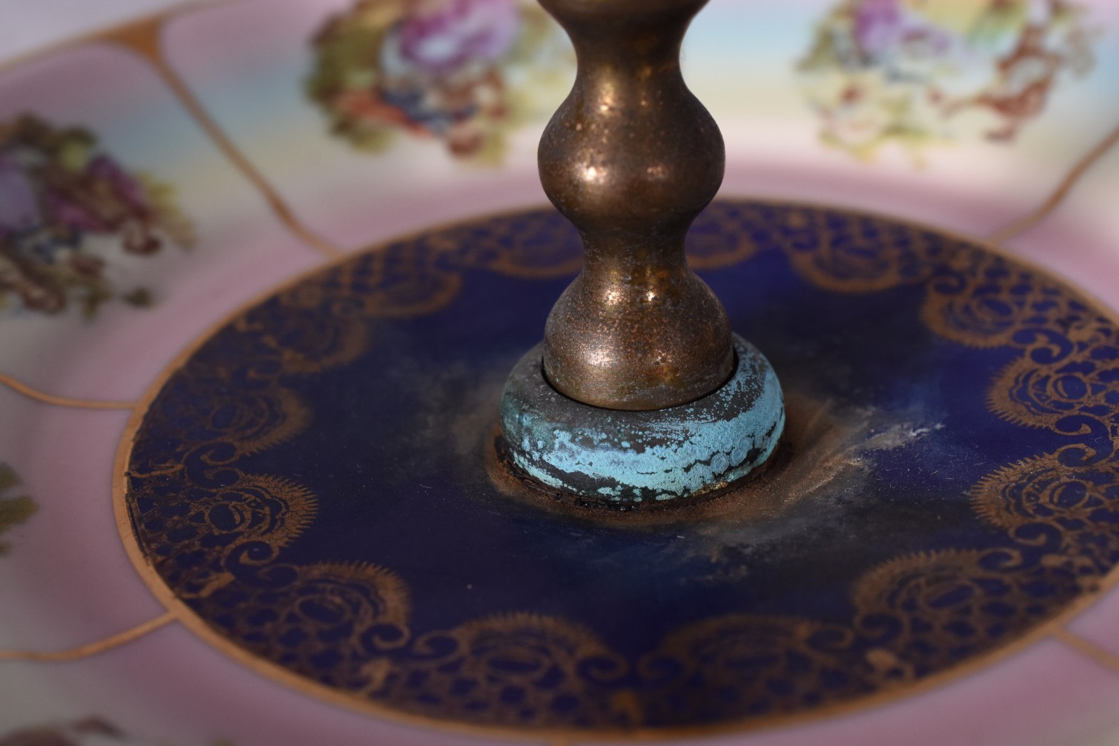 Duas fruteiras de porcelana, sendo uma com tres pratos e suporte... - foto 3 de 8
