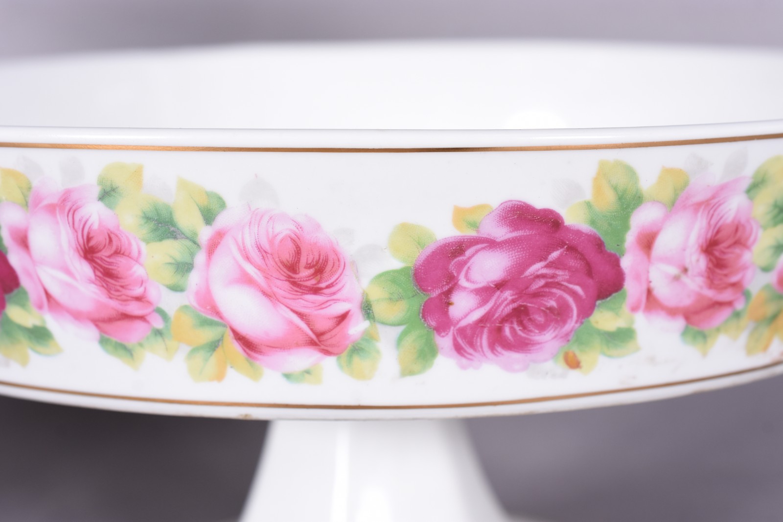 Duas fruteiras de porcelana, sendo uma com tres pratos e suporte... - foto 4 de 8