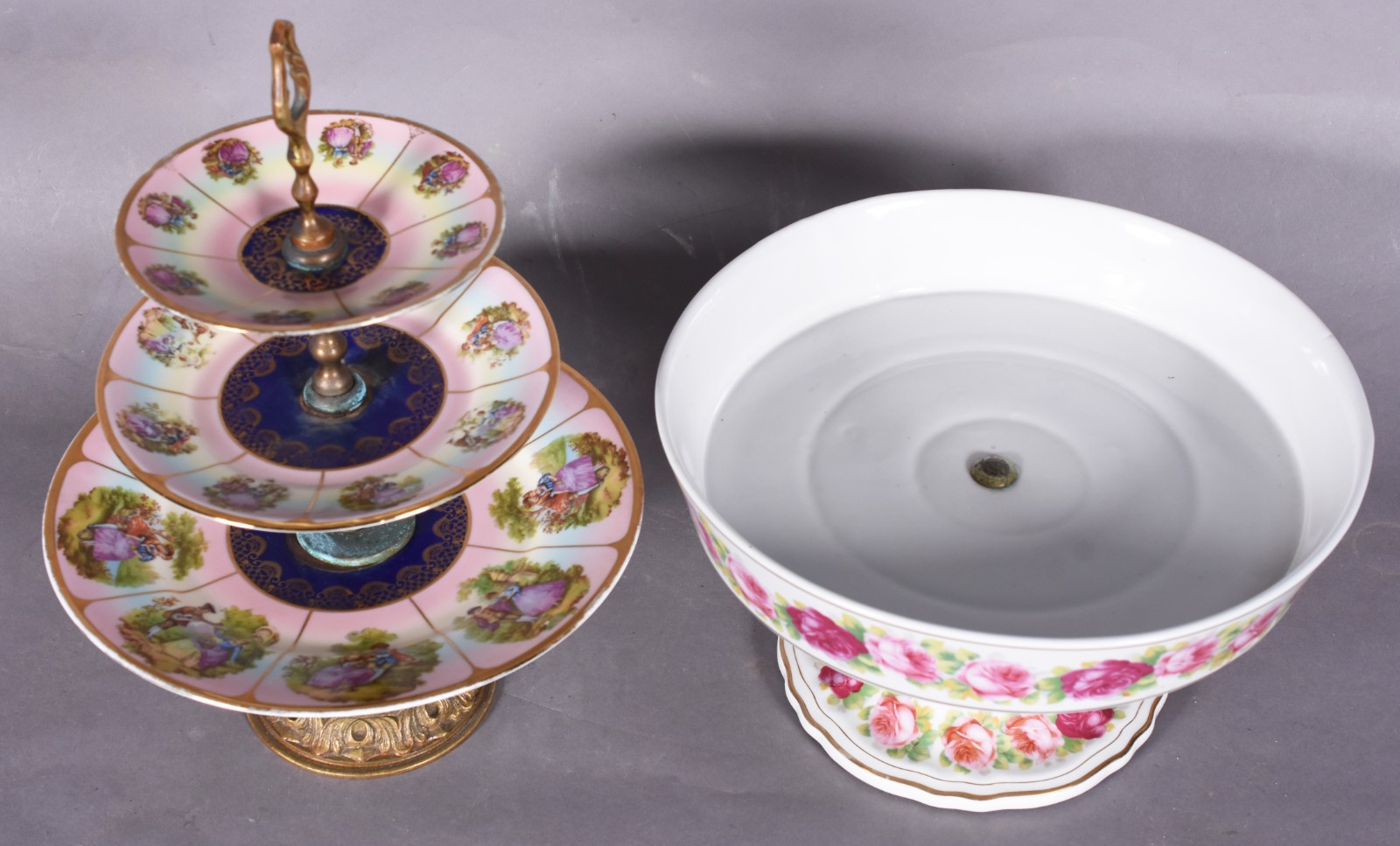 Duas fruteiras de porcelana, sendo uma com tres pratos e suporte... - foto 2 de 8
