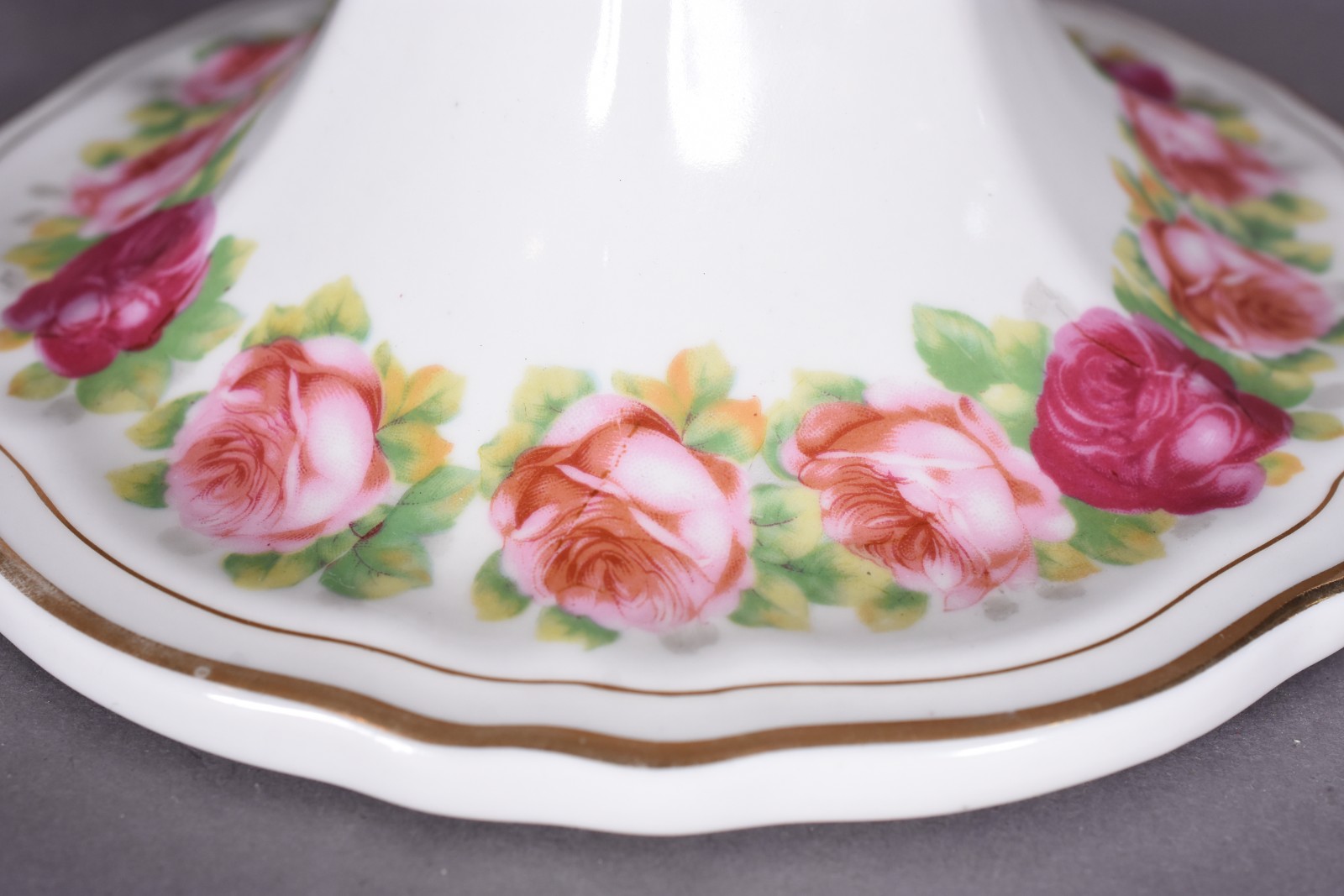 Duas fruteiras de porcelana, sendo uma com tres pratos e suporte... - foto 5 de 8