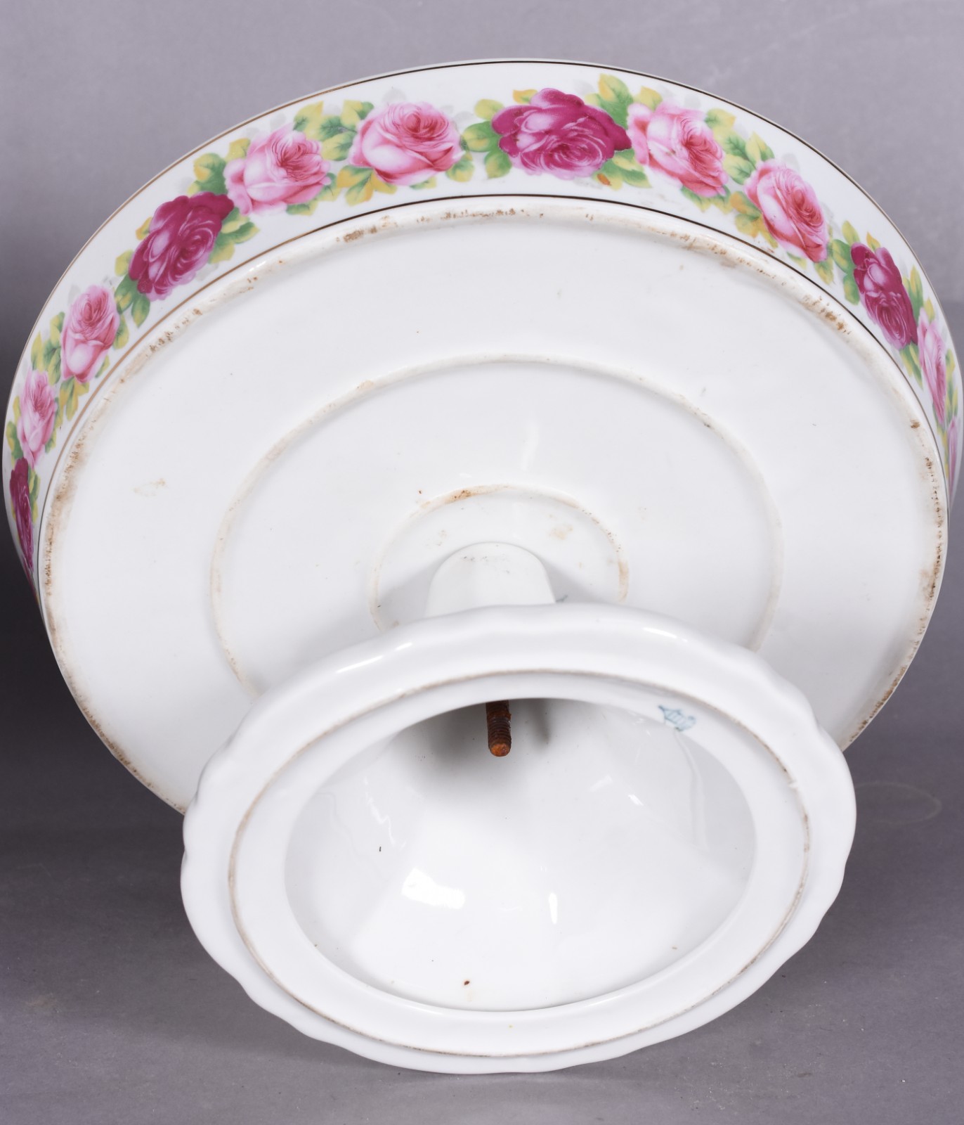 Duas fruteiras de porcelana, sendo uma com tres pratos e suporte... - foto 6 de 8