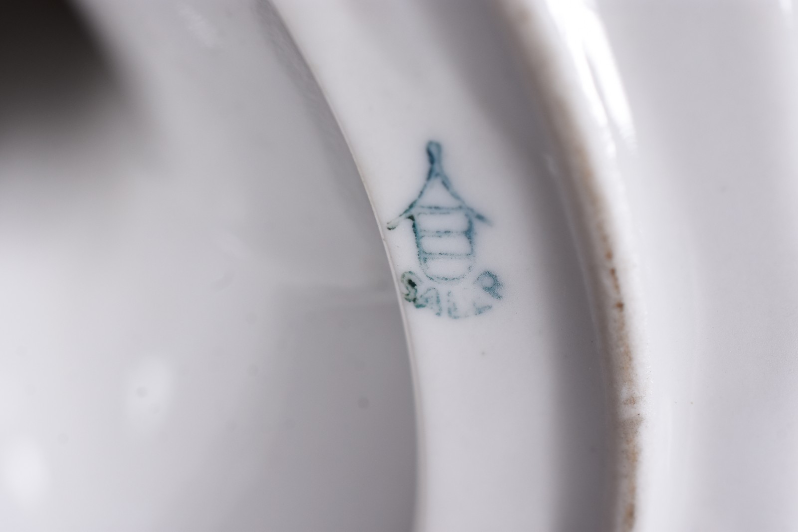 Duas fruteiras de porcelana, sendo uma com tres pratos e suporte... - foto 7 de 8