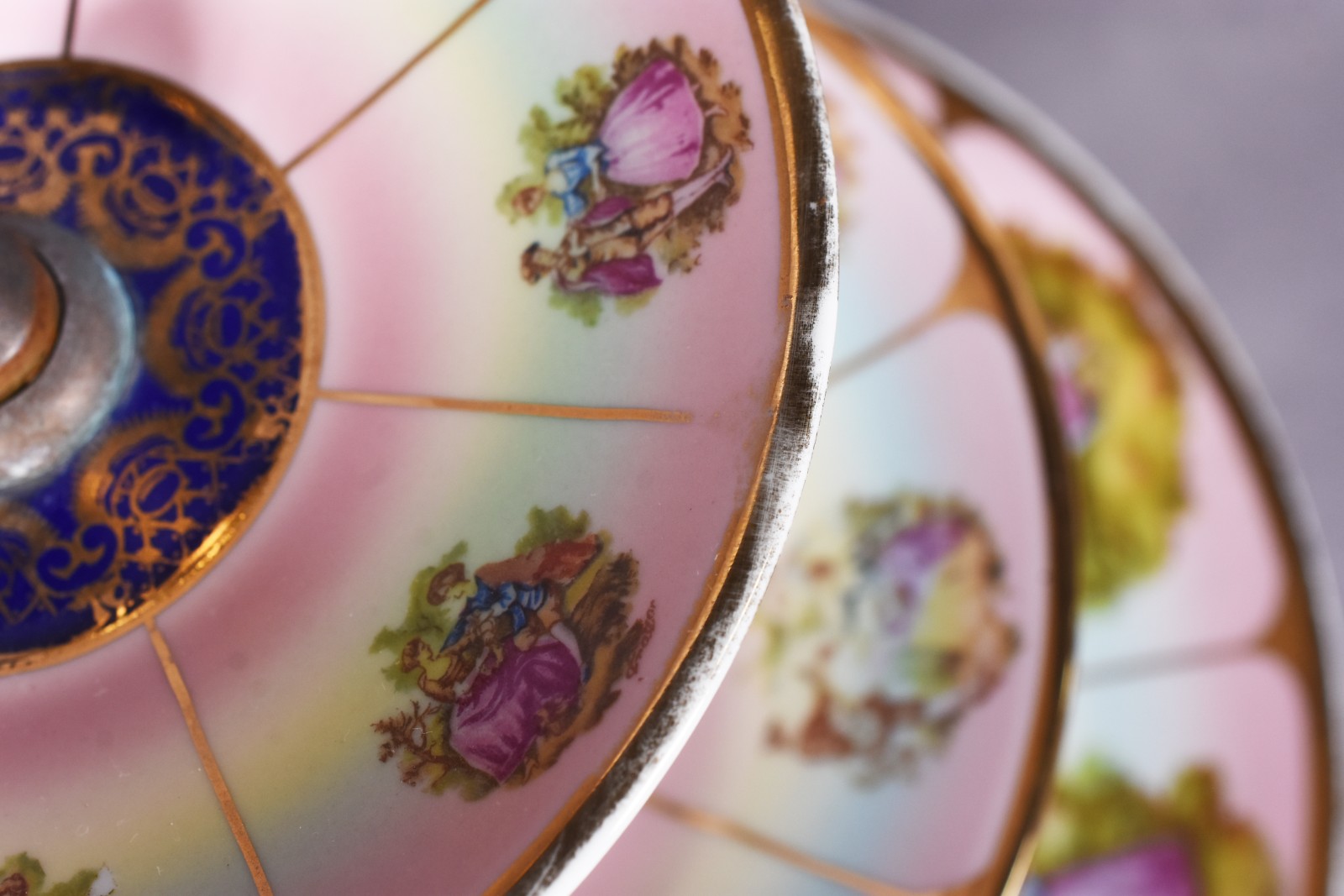 Duas fruteiras de porcelana, sendo uma com tres pratos e suporte... - foto 8 de 8