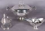 Três peças de metal prateado, sendo sopeira, mo... - Três peças de metal prateado, sendo sopeira, molheira com concha e porta queijo com recipiente de vidro.