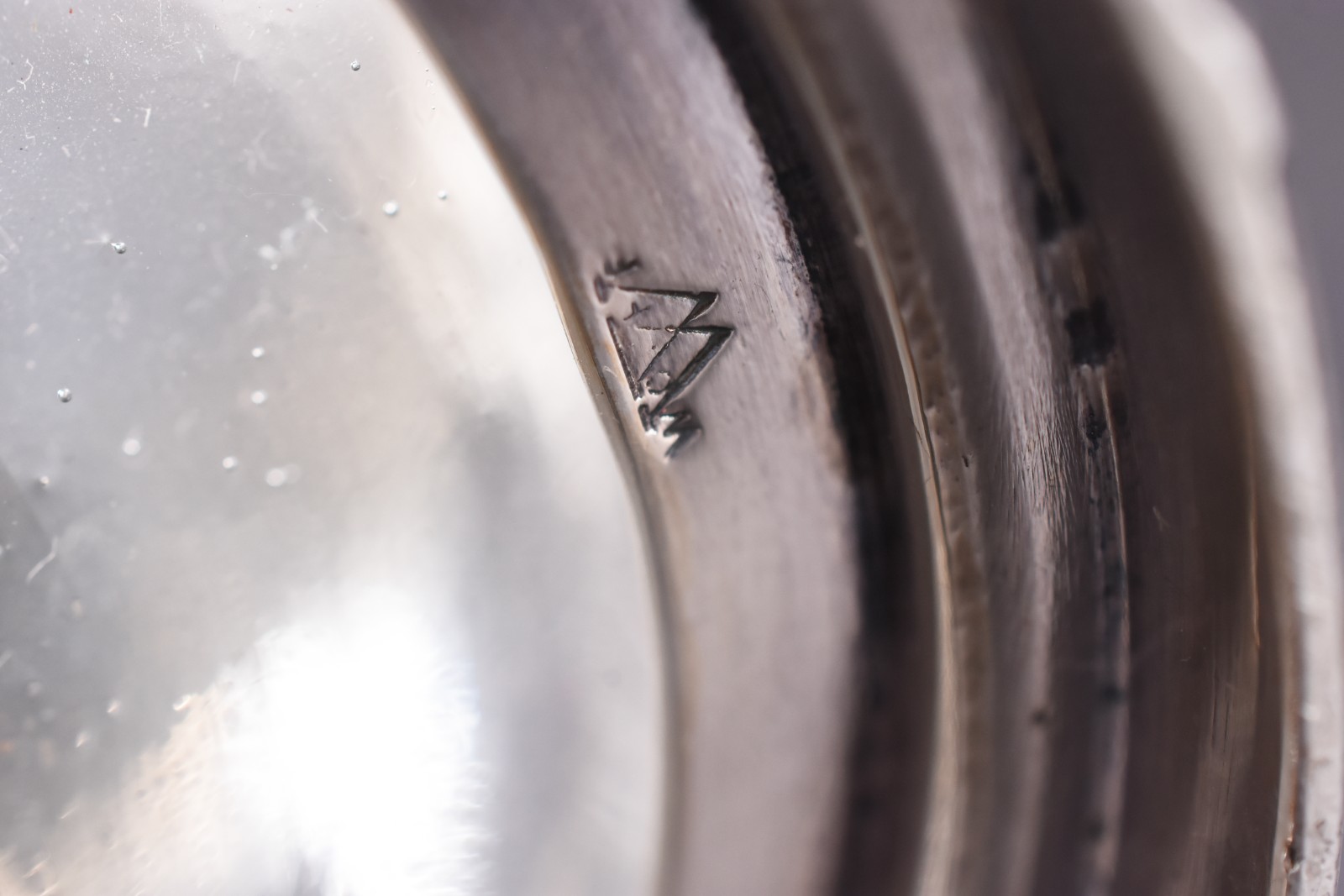 Três peças de metal prateado, sendo sopeira, molheira com concha e... - foto 7 de 10