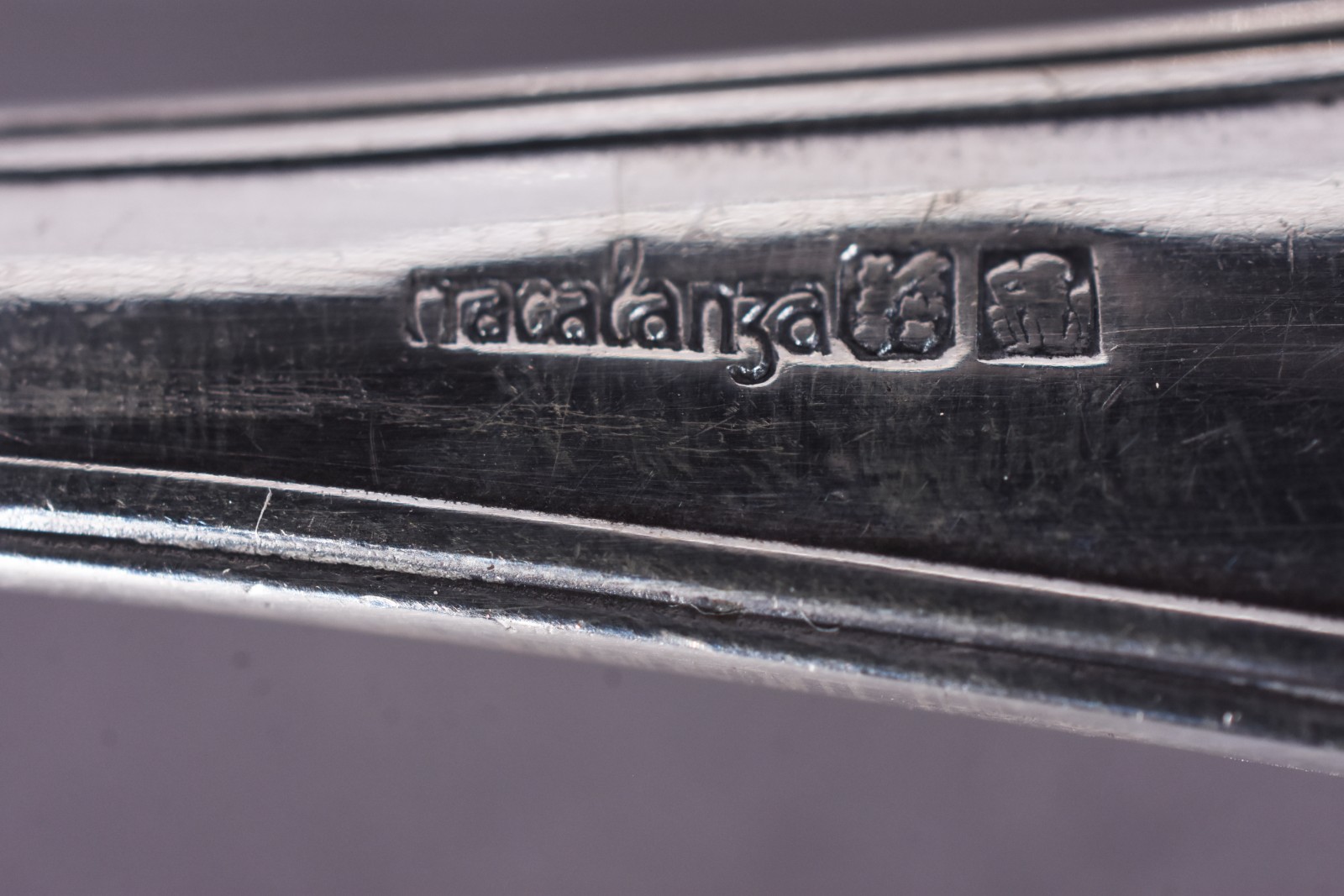 Três peças de metal prateado, sendo sopeira, molheira com concha e... - foto 8 de 10