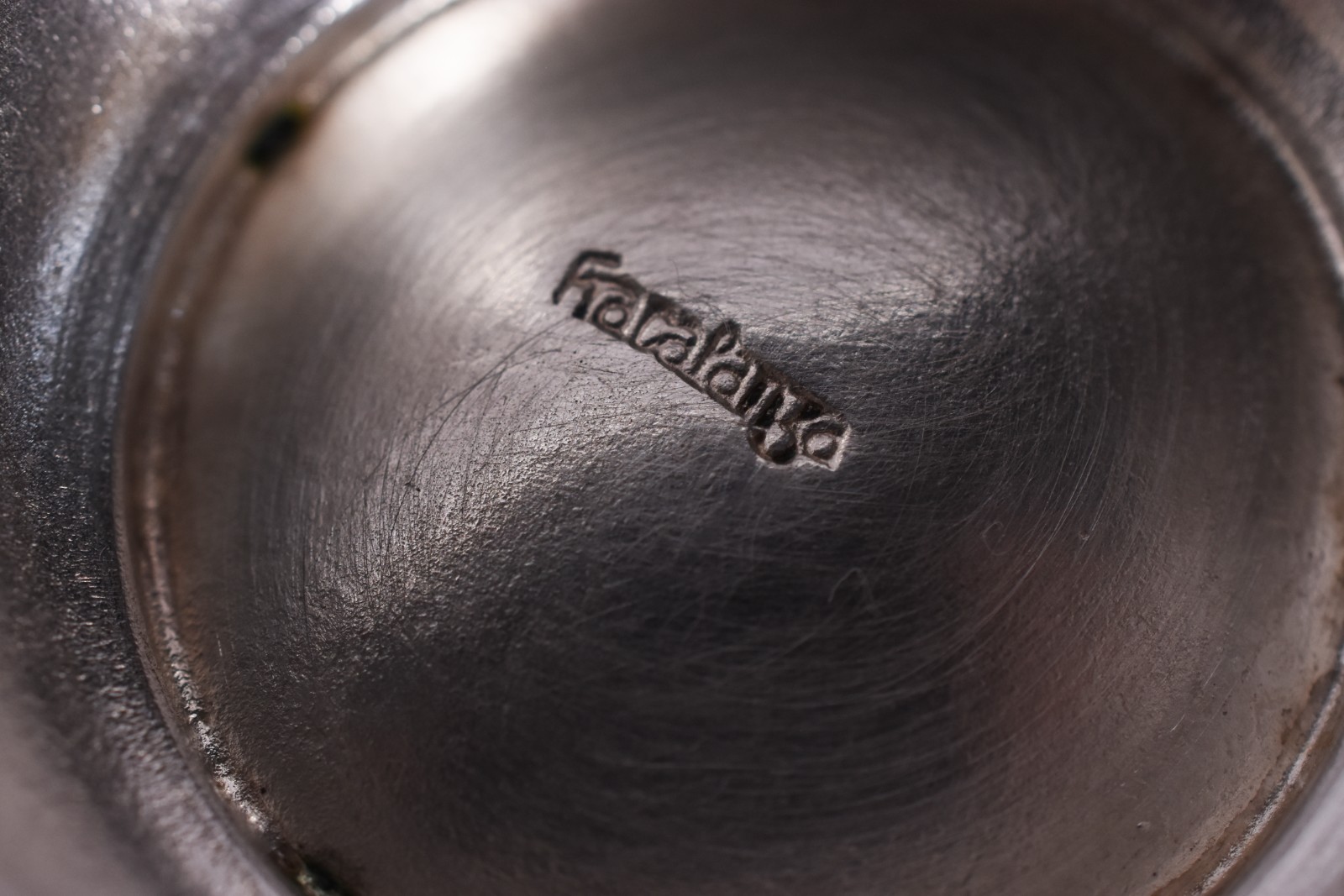 Três peças de metal prateado, sendo sopeira, molheira com concha e... - foto 10 de 10