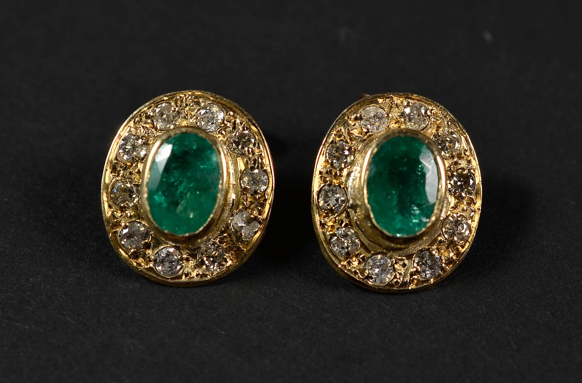 Par de brincos de ouro 18 k com 2 esmeraldas e 20 brilhantes. Peso...