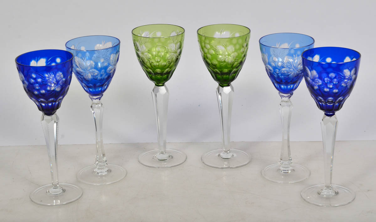 Seis cálices para vinho de cristal lapidado, com cachos de uvas e pés...