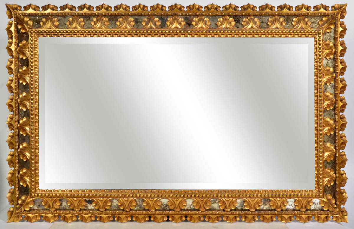 Espelho com moldura de madeira dourada. Med. 150 x 95 cm.