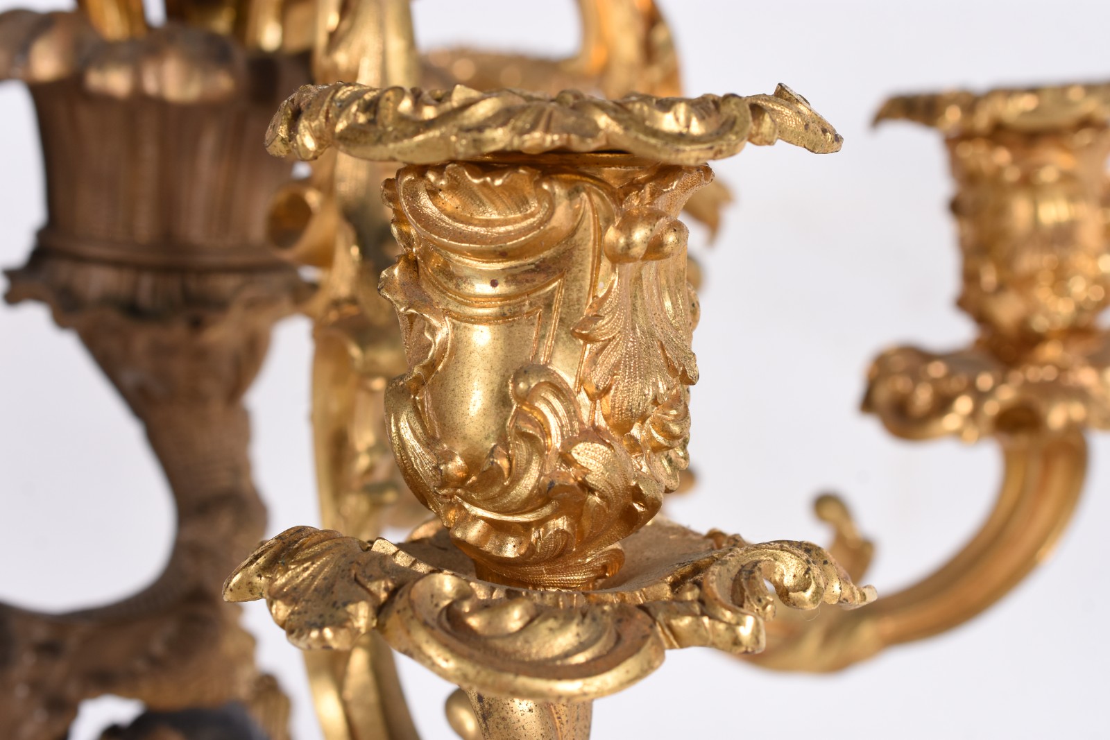 Candelabro frances para 6 velas de bronze ormulu, base com figura de... - foto 4 de 6