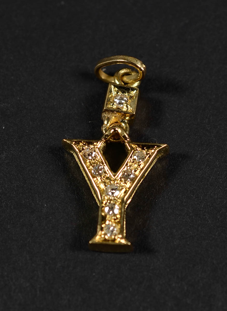 Pendente em formato de Y em ouro 18 k e brilhantes. Peso total 2,3 gr.
