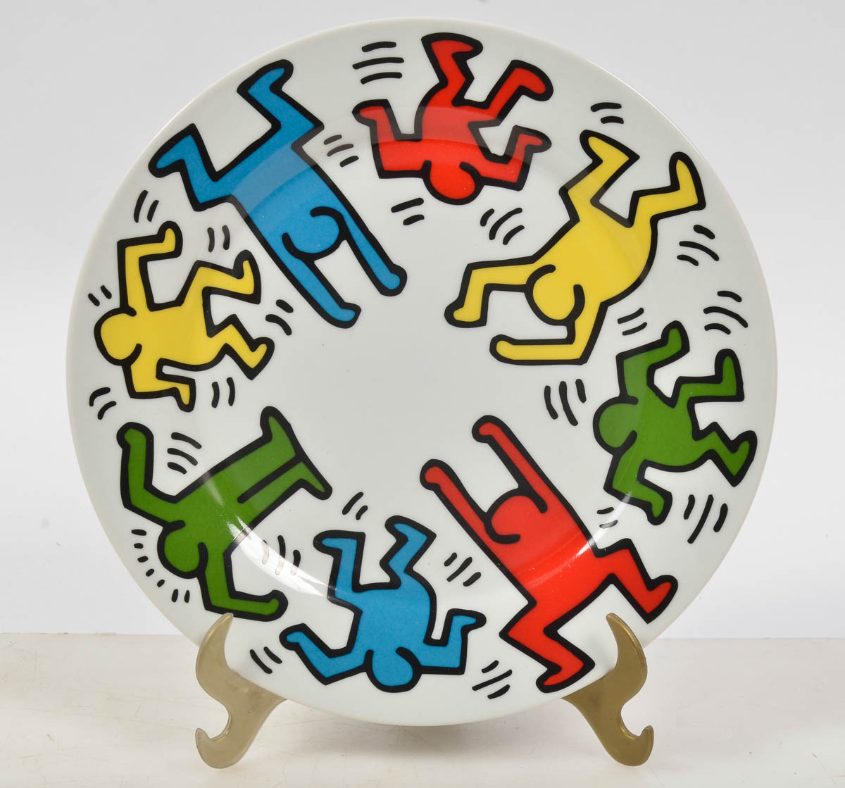 Keith Haring - prato - assinado no verso. Diam. 25,5 cm.