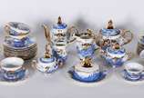 Serviço para chá e café de porcelana pintada á ... - Serviço para chá e café de porcelana pintada á mão composto de: 9 xícaras para chá com pires, 11 xícaras para café com pires, manteigueira, 2 bu...