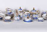 Serviço para chá e café de porcelana pintada á ... - Serviço para chá e café de porcelana pintada á mão composto de: 9 xícaras para chá com pires, 11 xícaras para café com pires, manteigueira, 2 bu...
