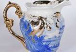 Serviço para chá e café de porcelana pintada á ... - Serviço para chá e café de porcelana pintada á mão composto de: 9 xícaras para chá com pires, 11 xícaras para café com pires, manteigueira, 2 bu...