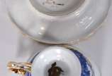 Serviço para chá e café de porcelana pintada á ... - Serviço para chá e café de porcelana pintada á mão composto de: 9 xícaras para chá com pires, 11 xícaras para café com pires, manteigueira, 2 bu...