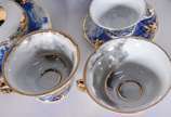 Serviço para chá e café de porcelana pintada á ... - Serviço para chá e café de porcelana pintada á mão composto de: 9 xícaras para chá com pires, 11 xícaras para café com pires, manteigueira, 2 bu...