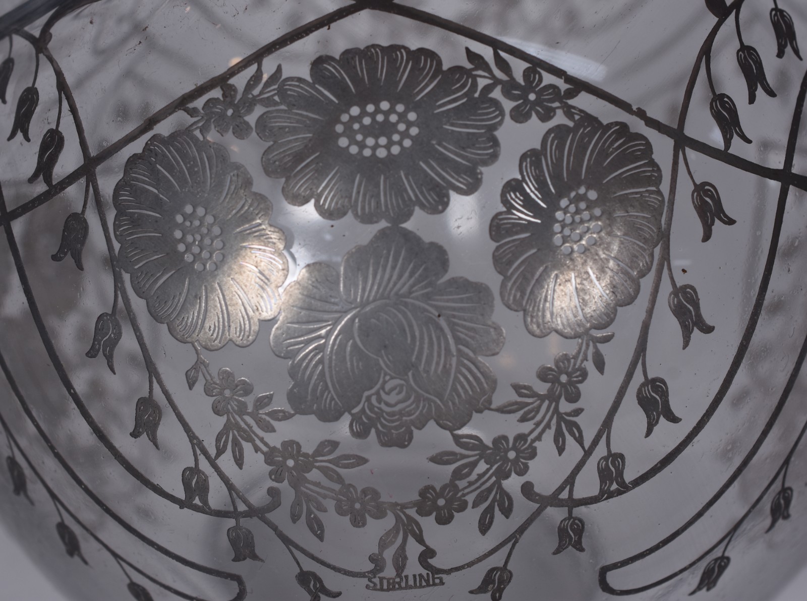 Jarra de cristal feitio bojudo decorada com flores prateadas. - foto 7 de 7