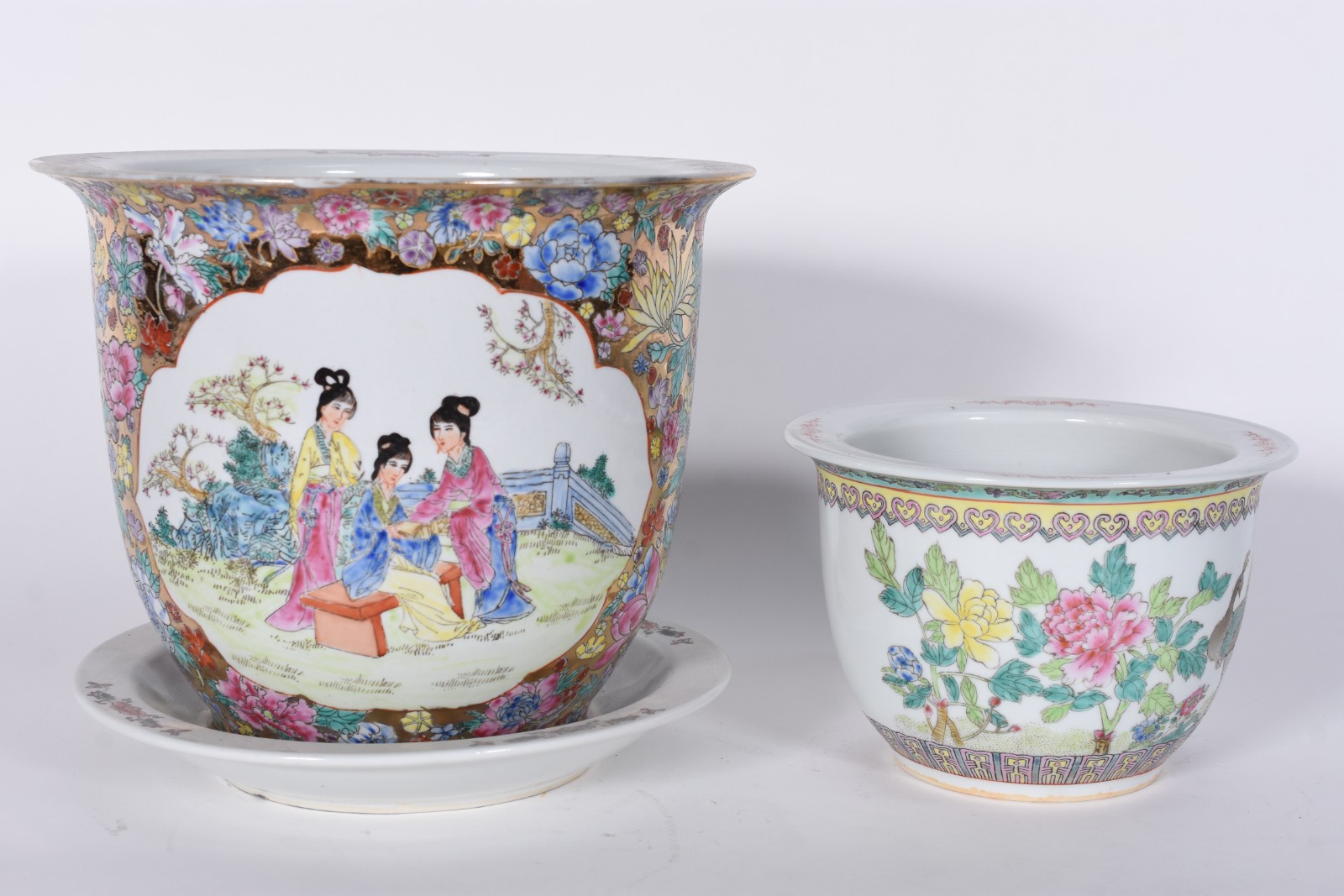 Dois cachepots de porcelana oriental sendo um com base. - foto 1 de 7