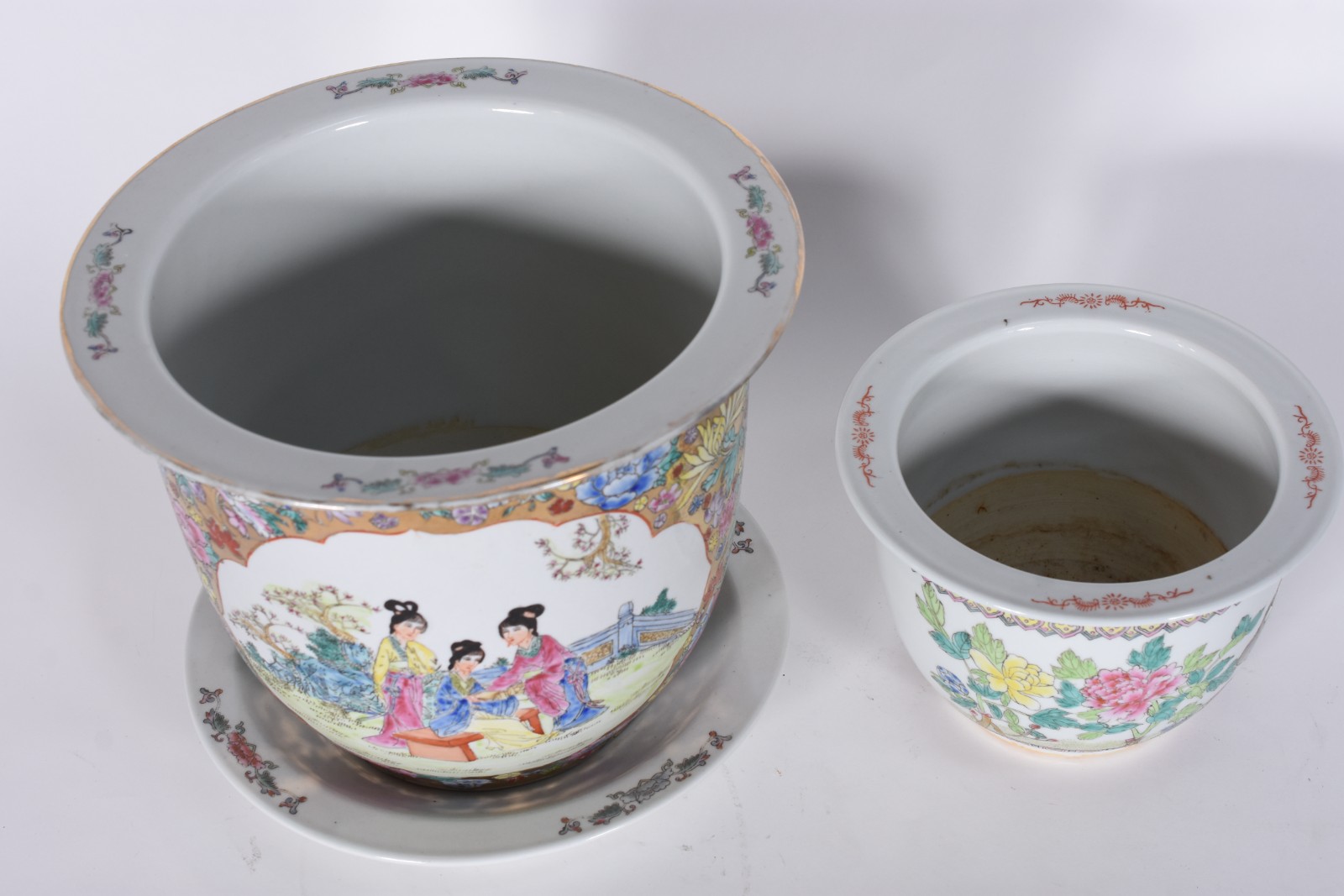 Dois cachepots de porcelana oriental sendo um com base. - foto 2 de 7